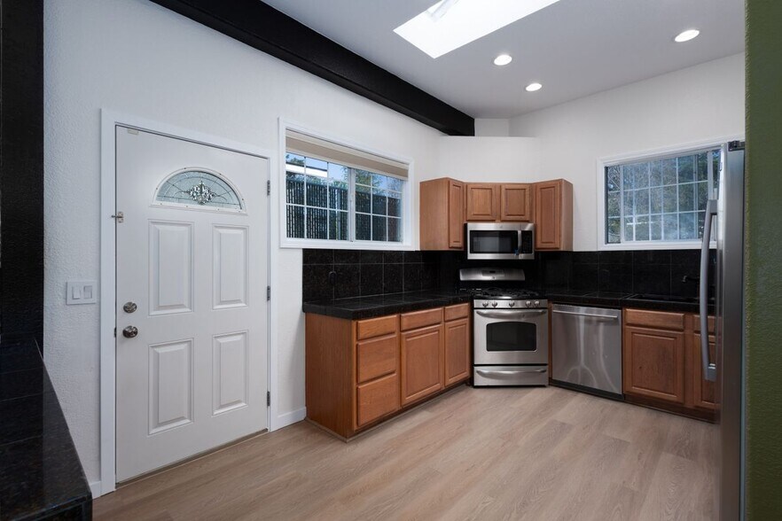 Building Photo - 988 Camino Caballo-