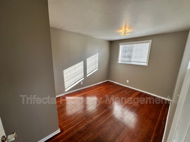 Building Photo - 417 N Hollywood St