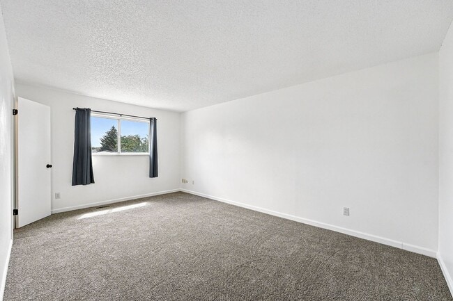 Building Photo - Spacious Tri-Level Home on Corner Lot – Av...