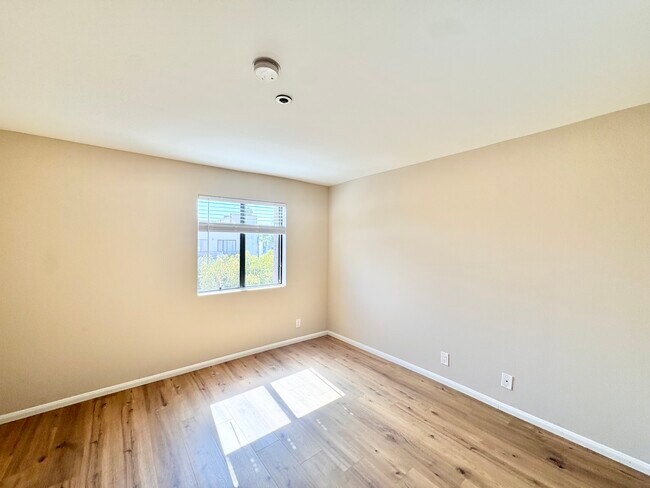 Building Photo - 100 N Clark Dr