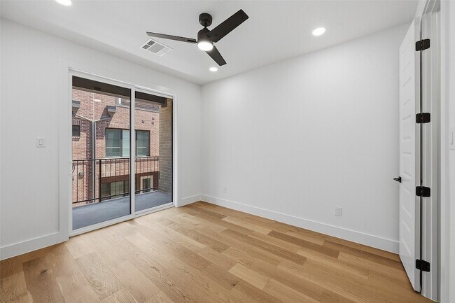 Building Photo - 404 Vista Buena Trl