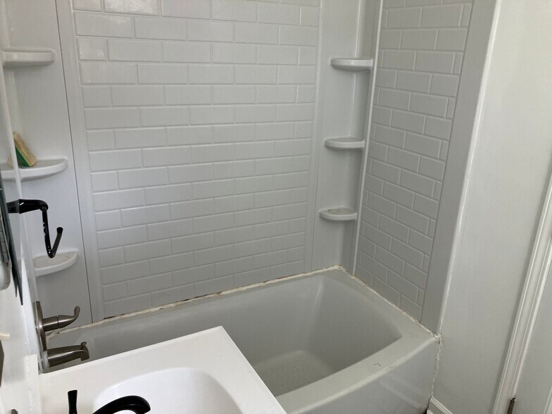Building Photo - 203 Branham St