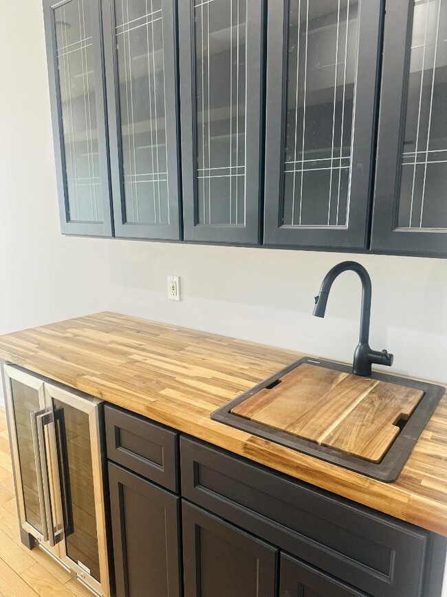 Building Photo - 2517 Foster Ave