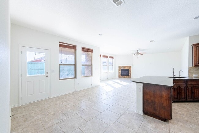 Building Photo - 4 Bedroom 2 Bathroom Ready to rent April 1st, 2026