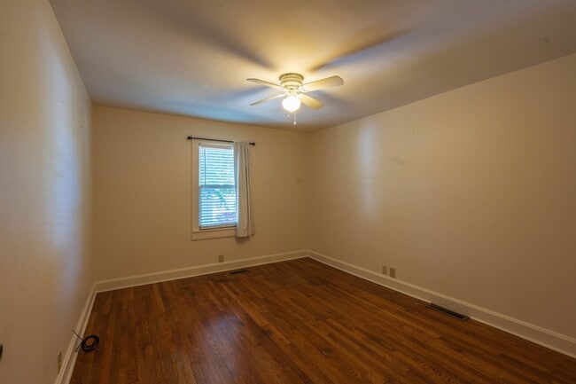 Building Photo - 3 bed and 1 bath farm house in Johnson City