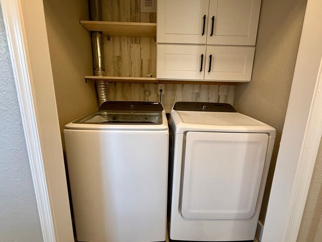 Building Photo - Charming 4-Bedroom Home with Modern Updates, Large Yard & Garage – Pet Friendly!