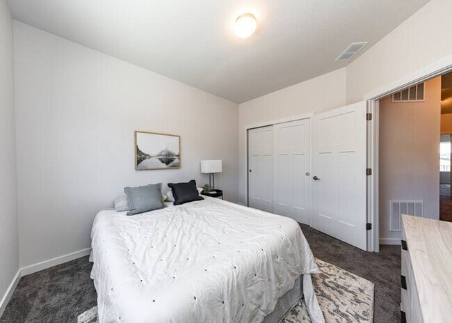 Building Photo - FULLY FURNISHED 3 Bed Luxury End Unit Townhome backs to Nature