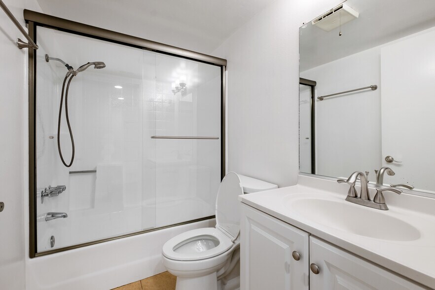 Guest Bathroom - 433 S Manhattan Pl