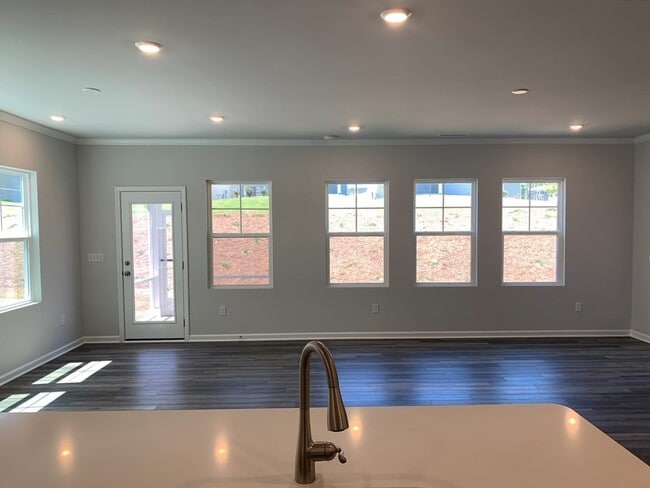 Building Photo - 139 Iris Dr