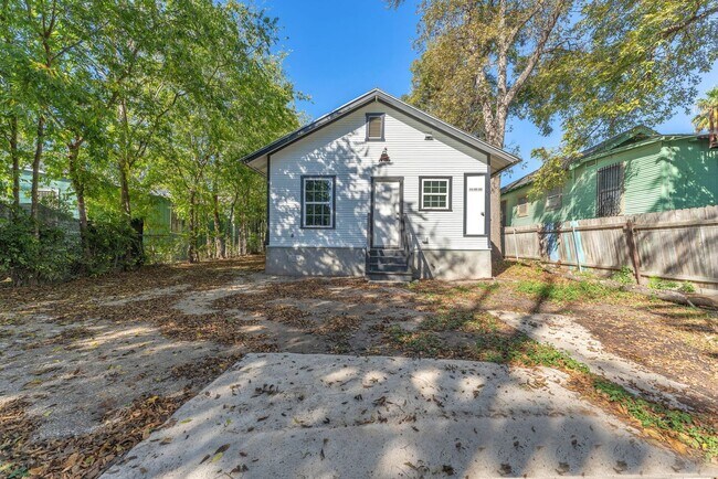 Building Photo - All Units Are Available With Brandnew Full Appliance Package