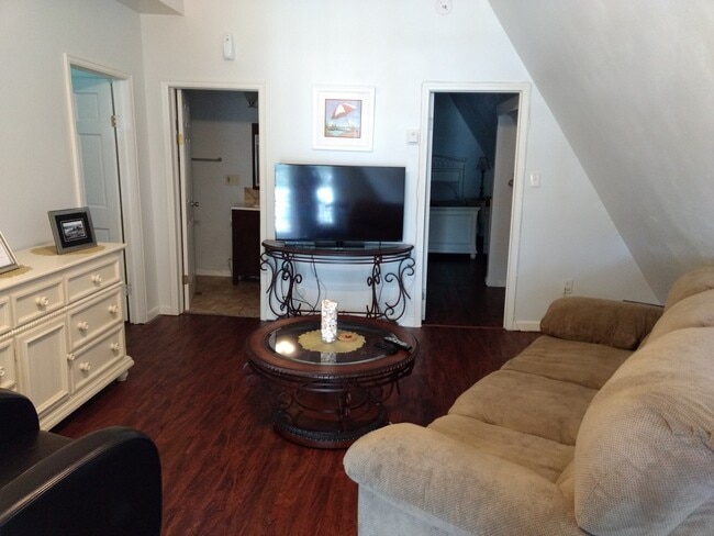 livingroom - 4633 S Wilson Blvd