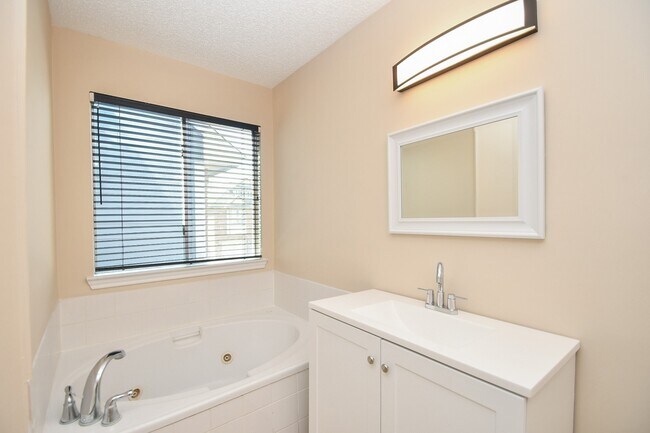 Building Photo - 1643 Beaconshire Rd