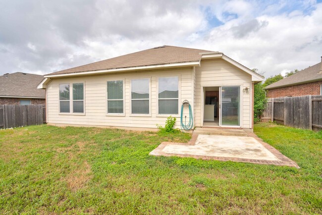 Building Photo - Cozy 3-Bedroom, 2-Bathroom Single Family H...