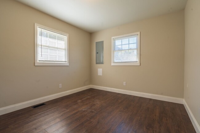 Building Photo - Newly renovated 3 bed and 1 bath house in ...