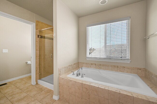Building Photo - $2,650 - 4 Bed, 2.5 Bath Home with Fenced ...