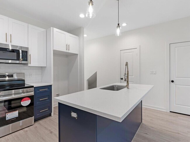 Building Photo - 5704 Elysian St