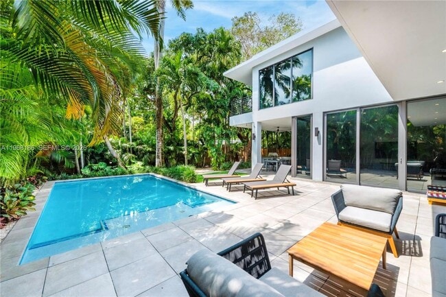 Building Photo - 2550 Overbrook St