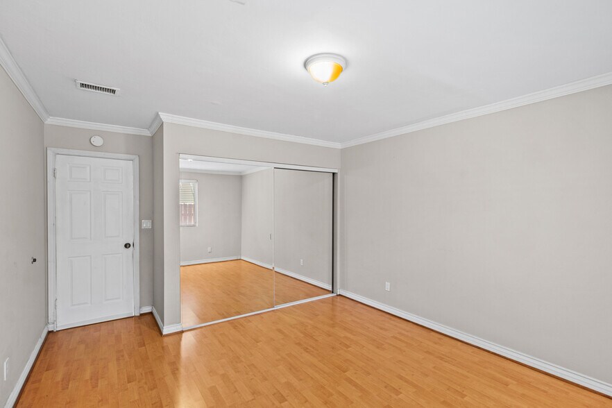 Building Photo - 18123 Delano St