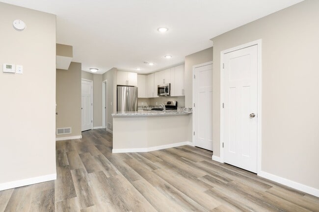 Building Photo - Like new! Lease THIS 3 bd 3 ba 2 car garag...