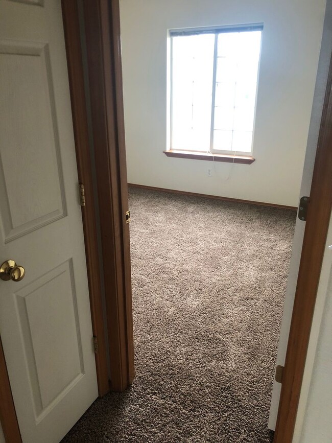 Building Photo - MOVE IN SPECIAL! New Carpet, flooring & pa...