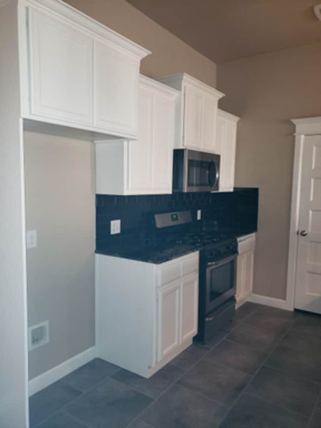 Building Photo - HOME FOR THE HOLIDAYS 1 MONTH FREE