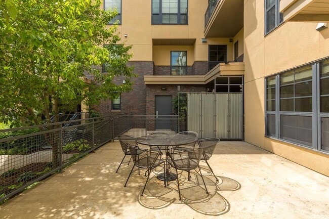 Building Photo - 2566 Ellis Ave
