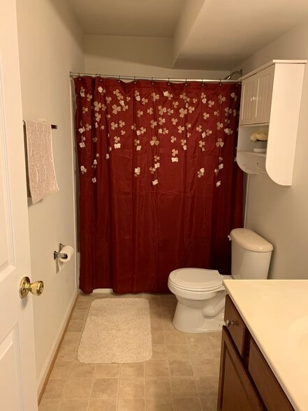 Full Bathroom - 7 Azalea St