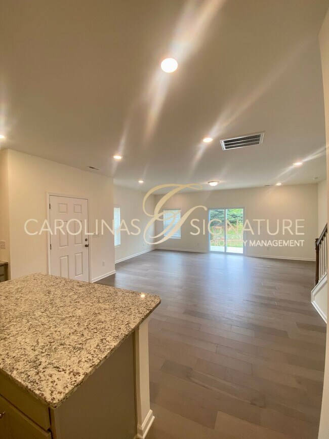 Building Photo - End Unit, 3BR/2.5BA Townhome in Piper Landing