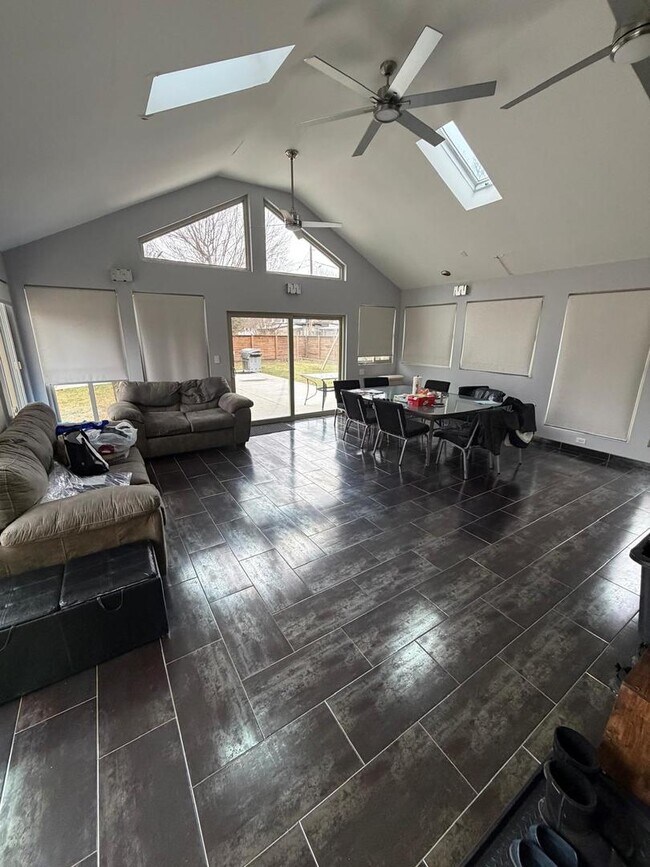 Building Photo - 4N150 Hawthorne Ave