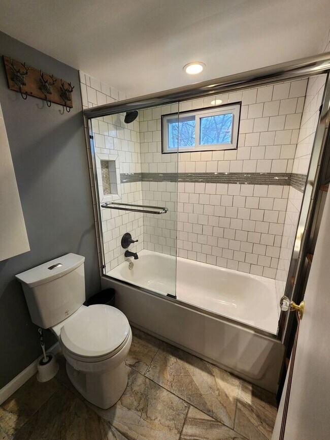 Building Photo - Beautiful and Spacious 3BR 2BA Home w/ Remodeled Kitchen • Patio & Fenced Yard in St. Matthews