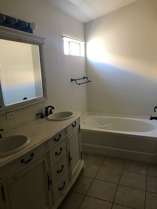 Building Photo - 3 Bedroom in Desert Shores!