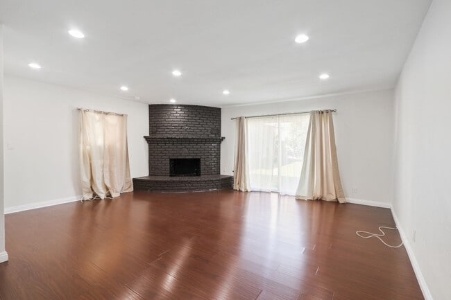 Building Photo - Spacious 3 Bedroom 2 Bath Available Now!