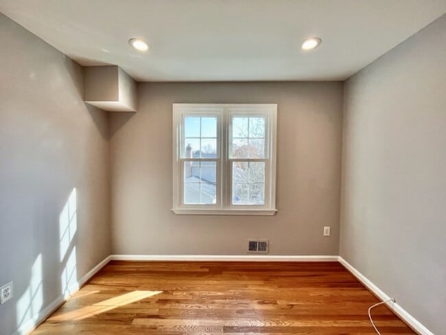 Building Photo - Beautiful and updated 4 BR 2.5 BA with garage and lovely yard!