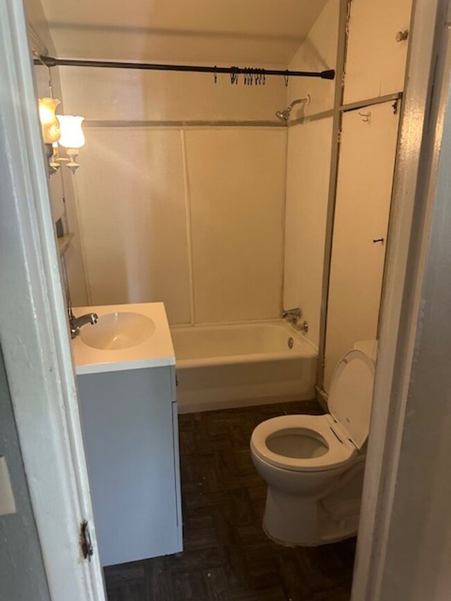 Building Photo - Charming 2 Bedroom, 1 Bath Home with Spaci...