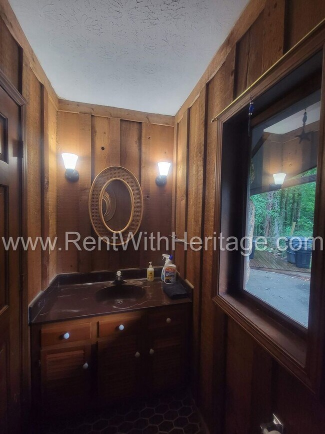 Building Photo - Charming Cabin Style Home on 1.3 Acres / F...