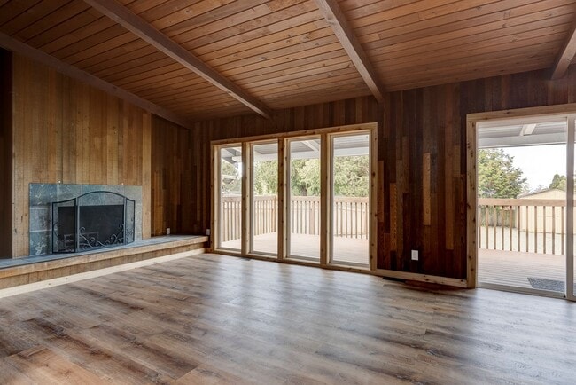 Building Photo - 4 bedroom/2 bath house in Deception Park View