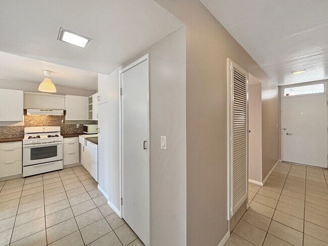 Building Photo - Charming 1BD/1BA Condo in Mission Valley W...