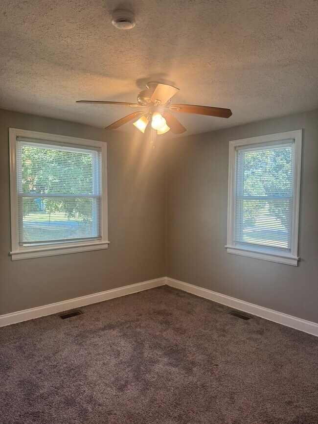 Building Photo - 2833 Colonial Cir