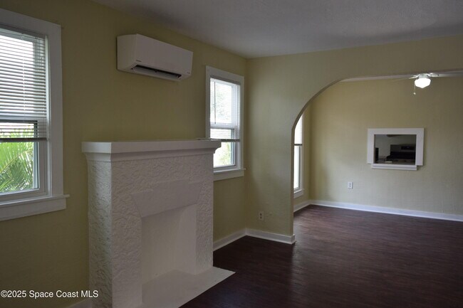 Building Photo - 658 Young St