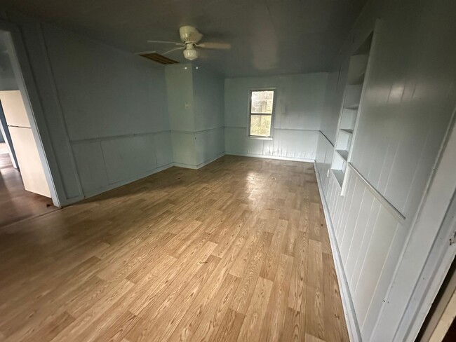 Building Photo - 4-bedroom, 2 bathroom home AVAILABLE NOW!