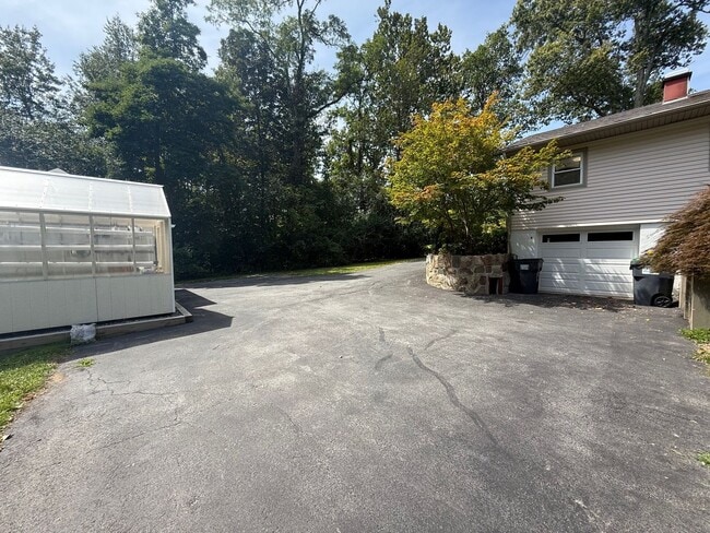 Building Photo - 3 Bedroom House with Many Amenities in Roc...