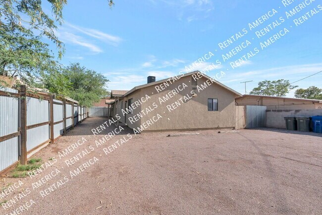 Building Photo - 1107 W Sonora St