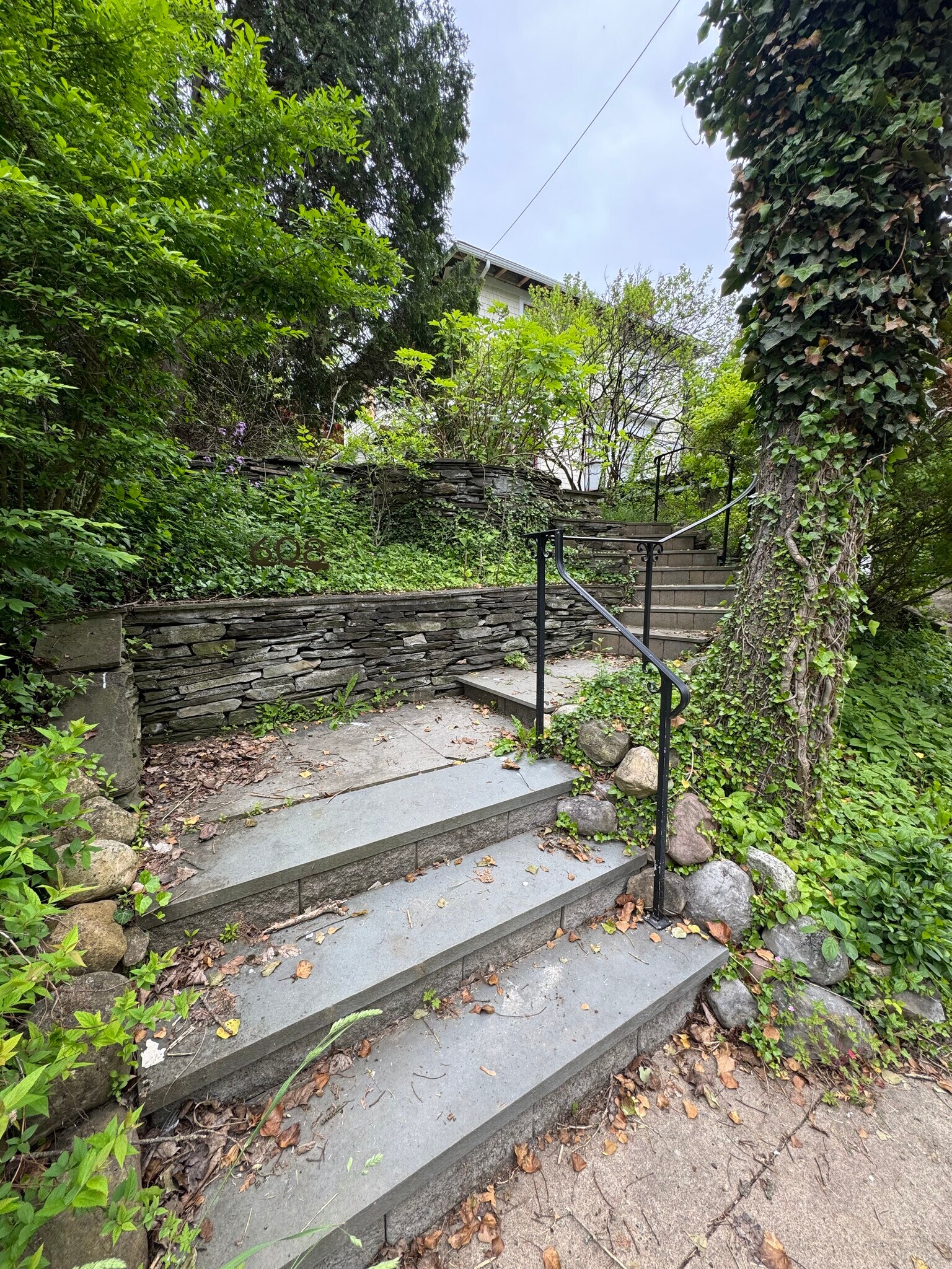 Building Photo - 608 Ackerman Ave