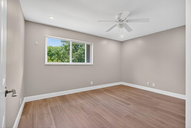 Building Photo - 905 Shore Dr