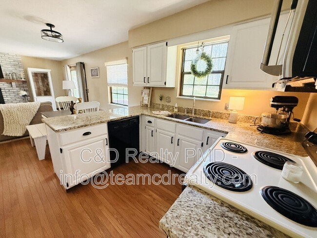 Building Photo - 8462 Glenbrook Dr
