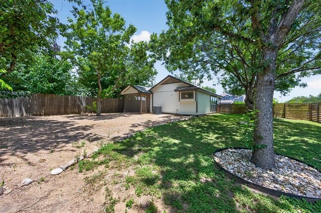 Building Photo - 801 Kavanagh Dr