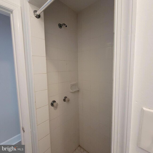 Building Photo - 5426 Regent St