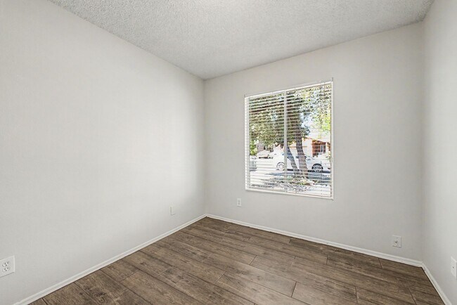 Building Photo - Beautiful 3 Bedroom Home with Large Grass Yard