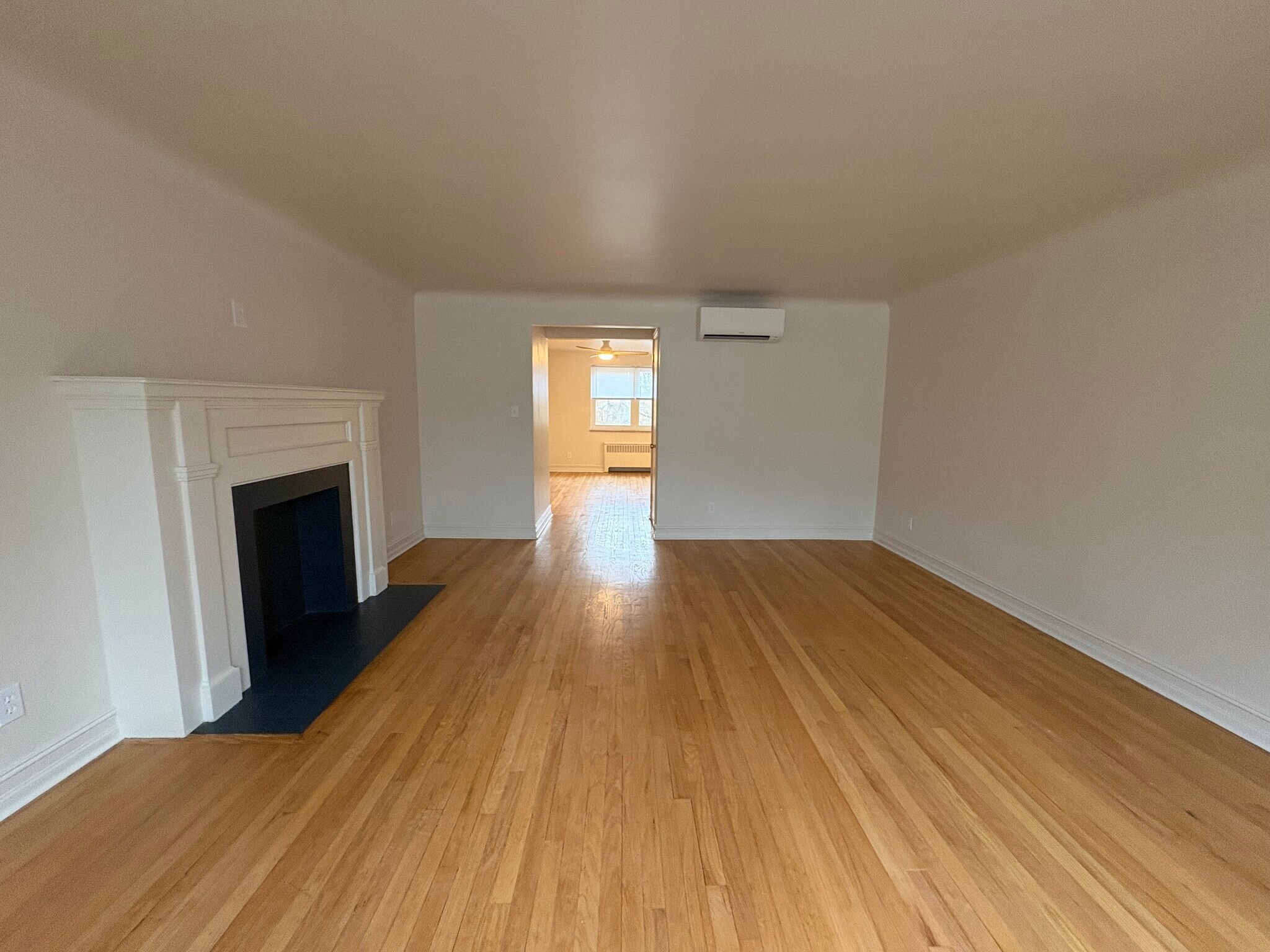 unit 1 living room - 6035 Oakwood Ave