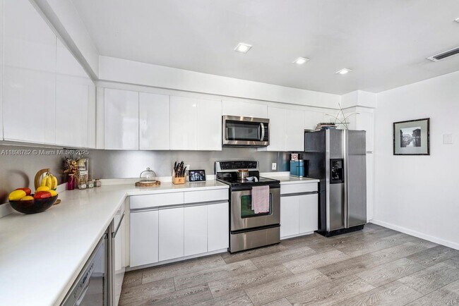 Building Photo - 1000 Venetian Way